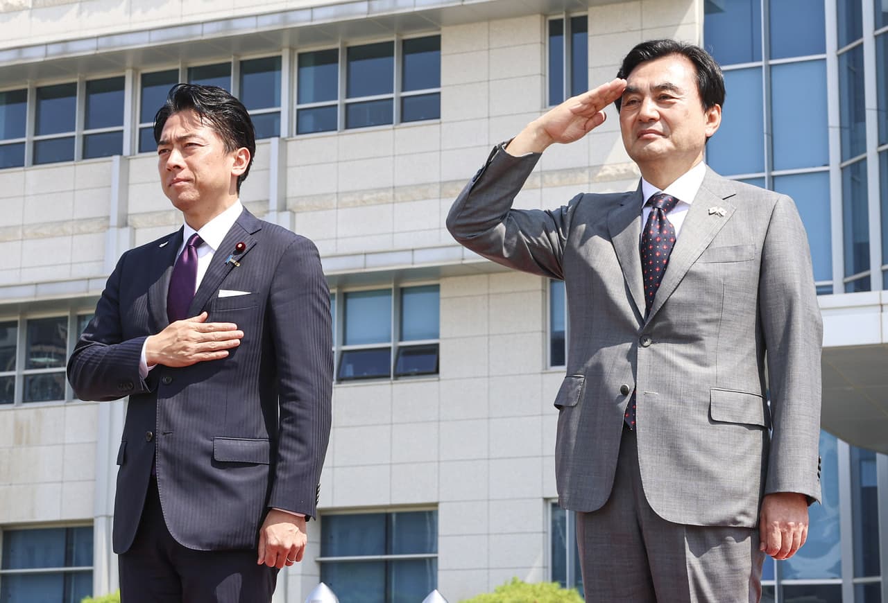 Japanese Defense Minister Shinjiro Koizumi and South Korean Defense Minister Ahn Gyu-back at a welcome ceremony in Seoul